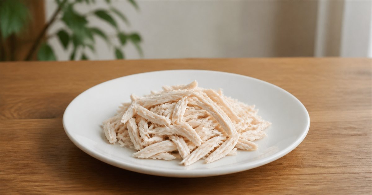 味付けをせずにゆでた鶏むね肉を細く裂いたところ